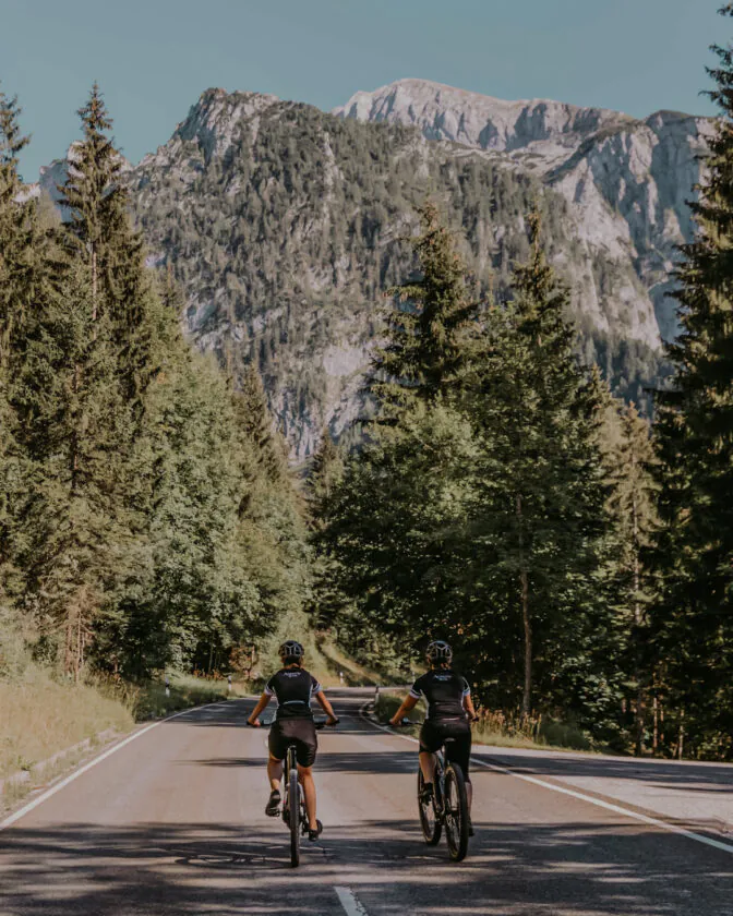 Ciclismo nos Alpes Bávaros durante o verão alpino
