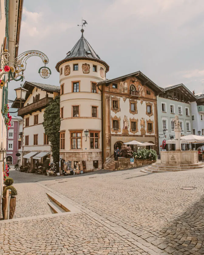 Praça do Mercado de Berchtesgaden (Baviera), com o Hirschenhaus ao fundo